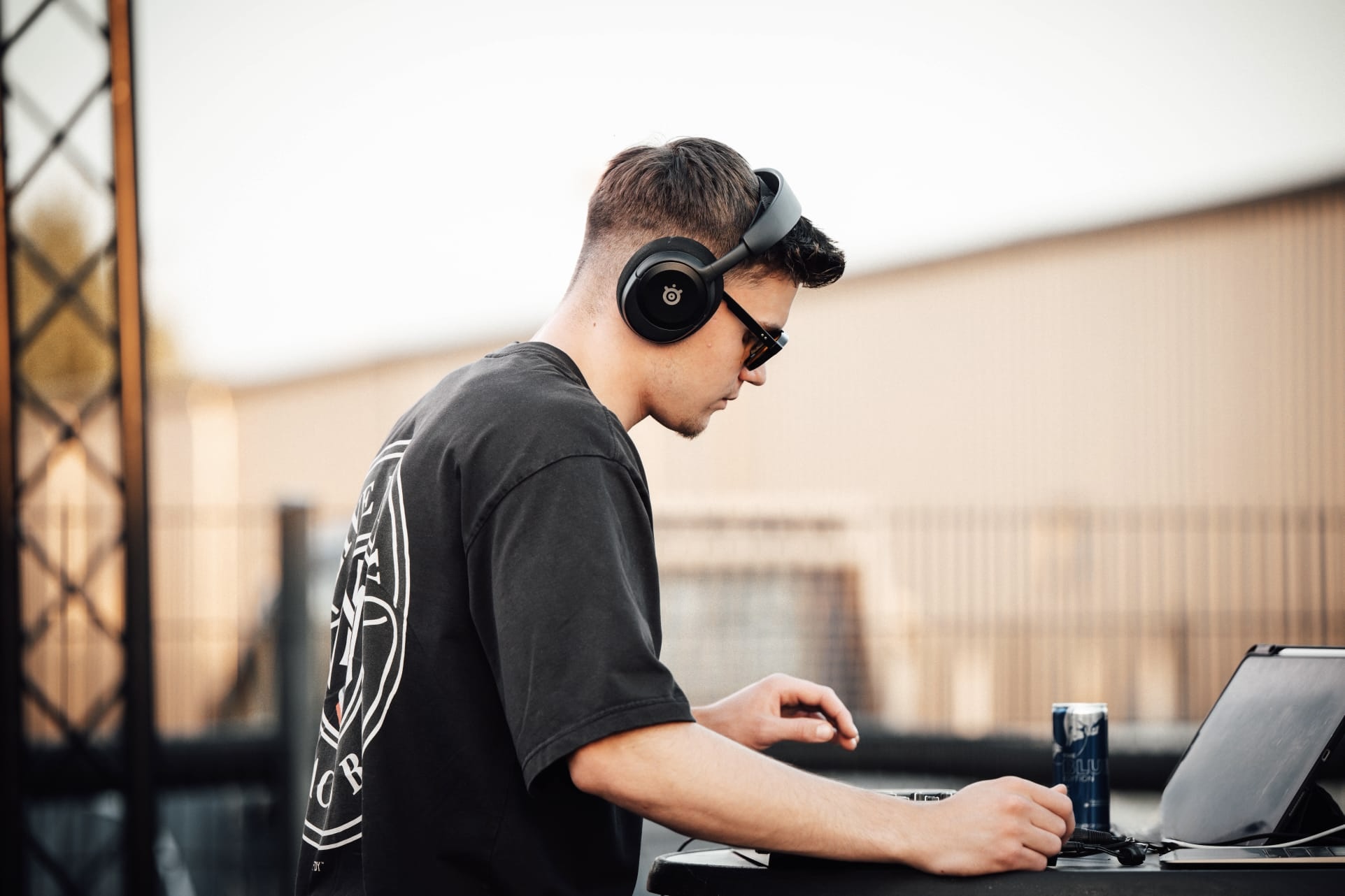 DJ FLØR während eines DJ-Auftritts